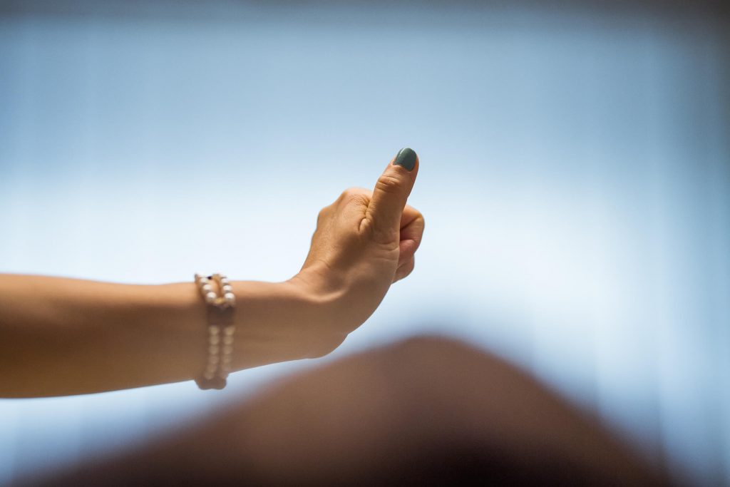 Handbewegung zur visuellen Stimulation während einer EMDR-Behandlung in der Naturheilpraxis Prokopp