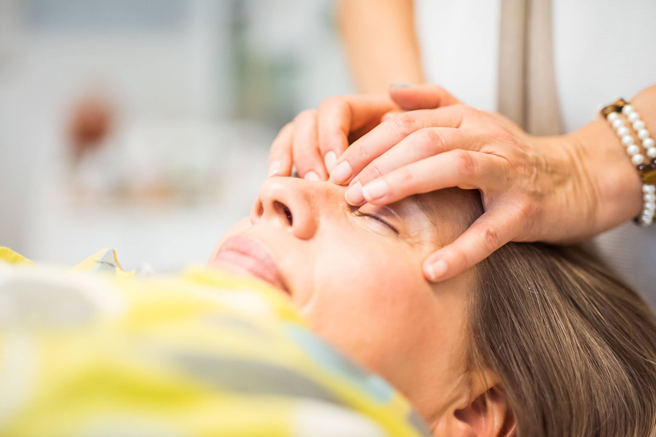 Patientin während einer Behandlung in der Praxis