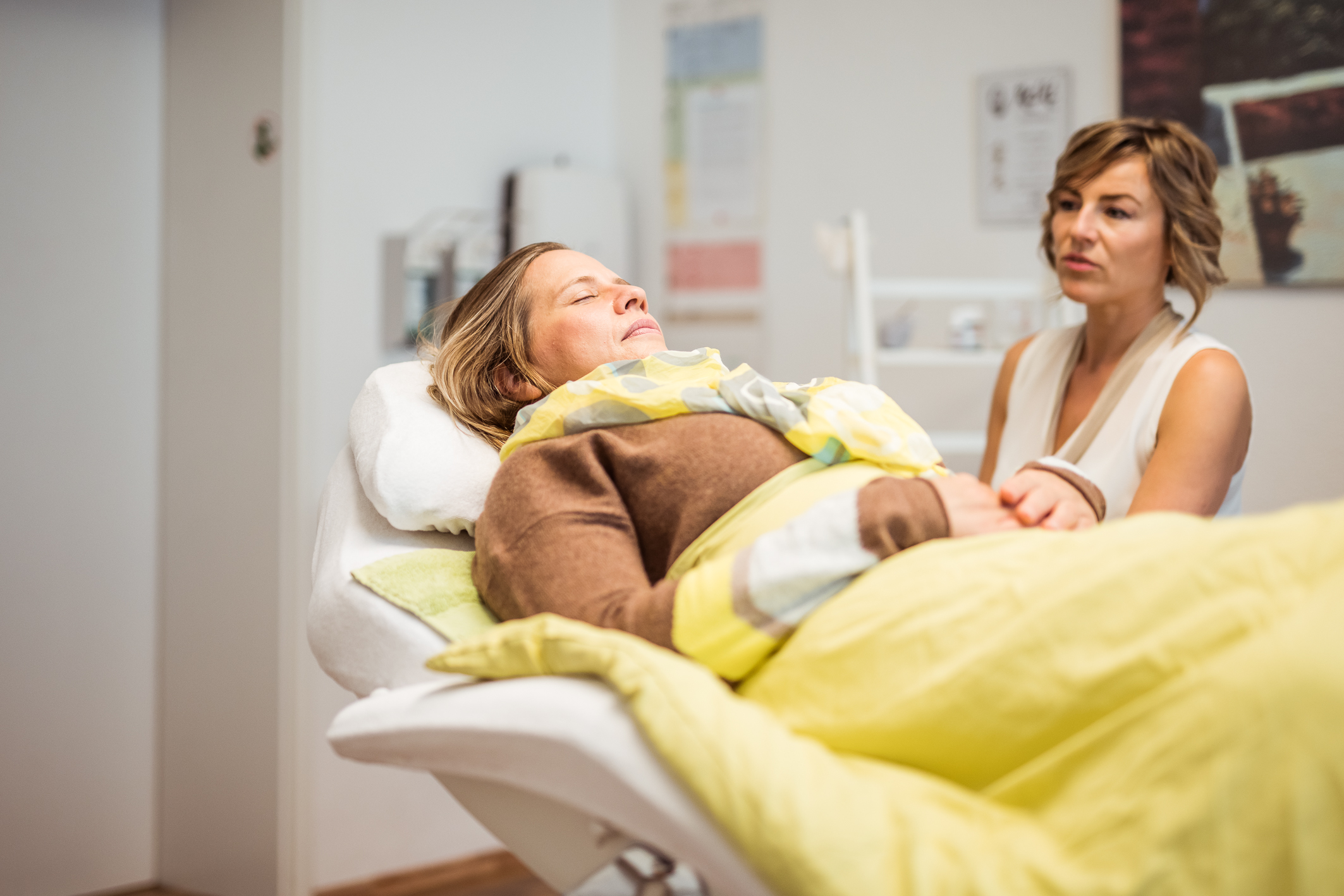 Wenke Prokopp begleitet eine Patientin auf der Behandlungsliege in ihrer Erfurter Praxis.